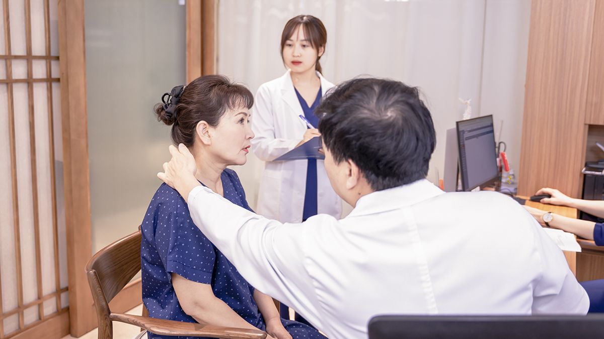 thăm khám tình trạng đau cổ